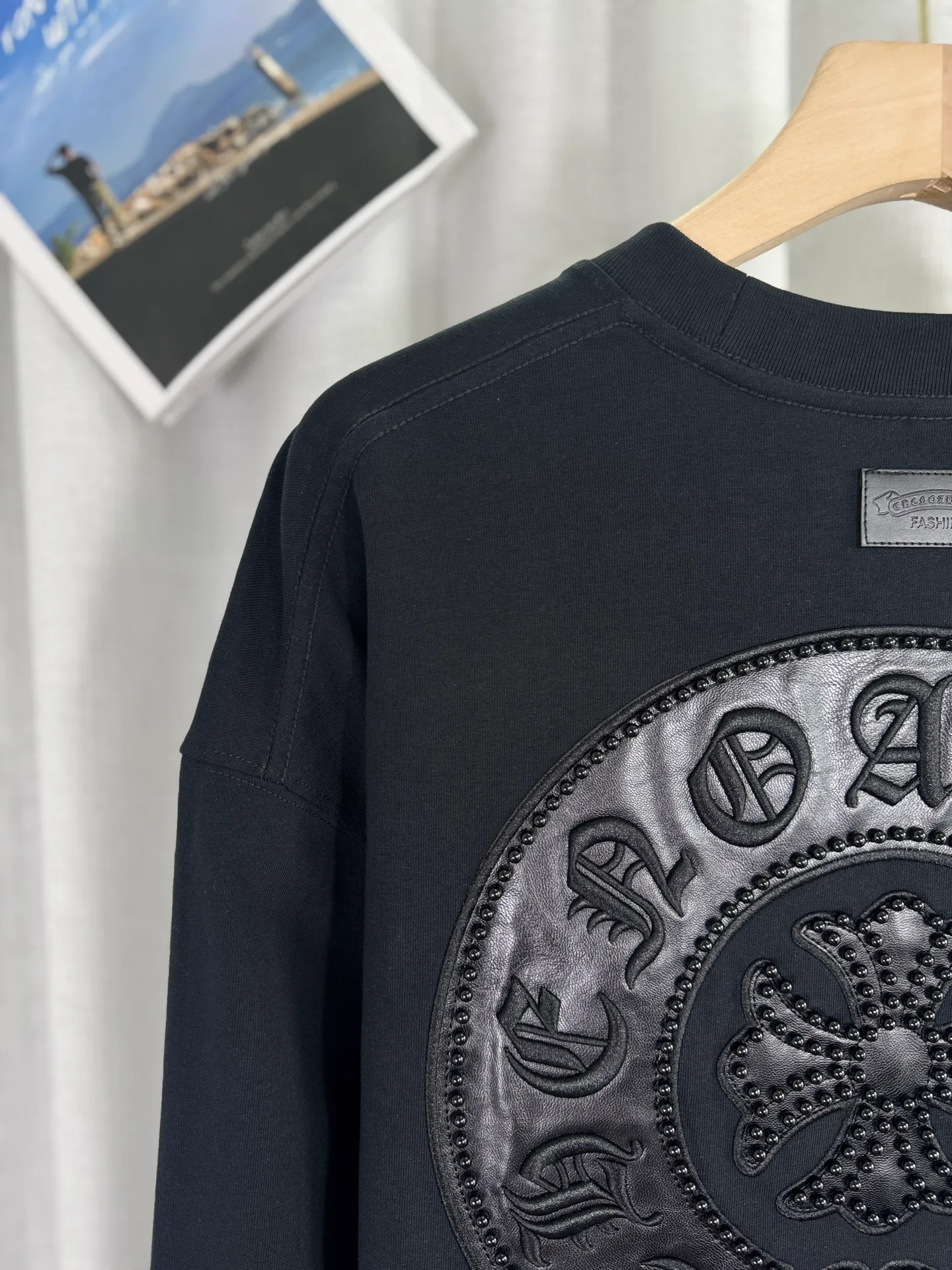 P260 top version, real shot without P, ​​different from market currency) 𝗖𝗵𝗿𝗼𝗺𝗲 𝗛𝗲𝗮𝗿𝘁𝘀/Cro Heart 2025 Autumn and Winter Pearl Compass Casual Long Sleeve 👑The highest version! Customized fabric 320g fabric! Pearl compass, genuine leather cut. Best-selling model at the counter. Very comfortable to wear. Accessories: original molded and authenticated collar label➕100% silk wash label. Genuine purchase-grade original hangtag➕matching hanging rope➕3D hanging beads➕original packaging bag. Craftsmanship: The original version has consistent wiring! The highest version of the armhole matching technique! Color: White Black Size: S M L XL Style No.: 5170